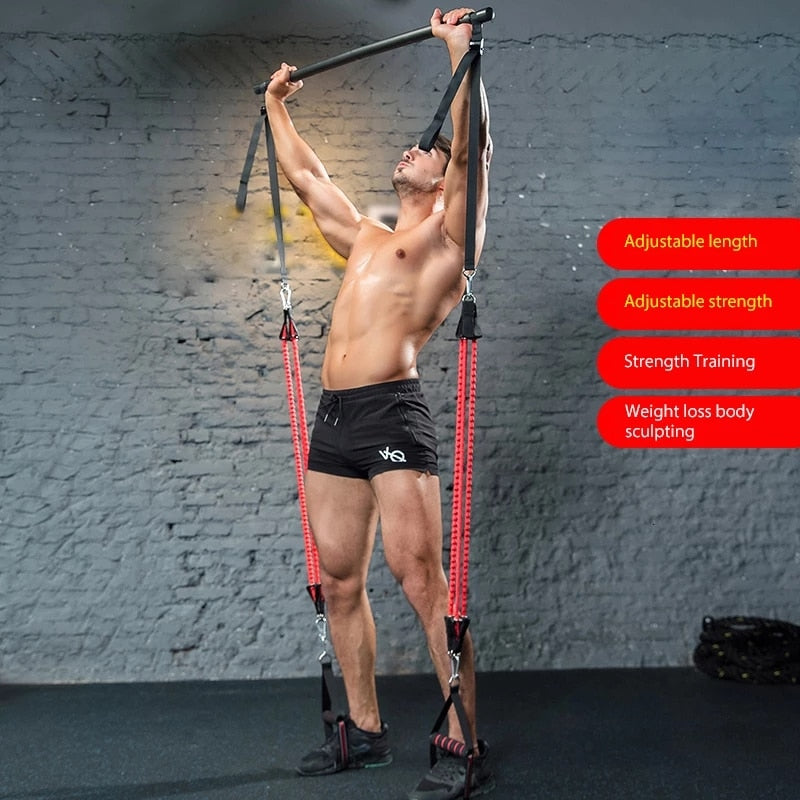 Ejercicio de gimnasio con barra de pilates con banda de resistencia