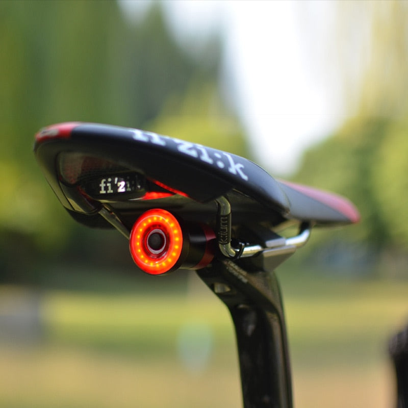Luz trasera LED para bicicleta XLITE100 con arranque y parada automáticos y detección de frenos IPx6