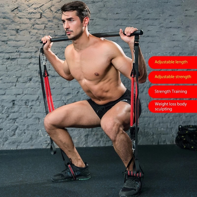Ejercicio de gimnasio con barra de pilates con banda de resistencia